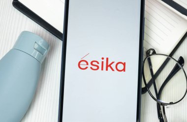 New York, ABD - 30 Haziran 2024: Esika Logosu Telefon Ekranı, Şirket Simgesi.