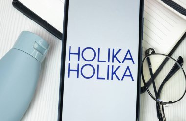 New York, ABD - 30 Haziran 2024: Holika Holika Logosu Telefon Ekranı, Şirket Simgesi.