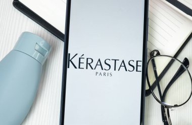 New York, ABD - 30 Haziran 2024: Kerastase Logosu Telefon Ekranı, Şirket Simgesi.