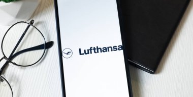 New York, ABD - 1 Haziran 2024: Lufthansa Logosu Telefon Ekranı, Şirket Simgesi.