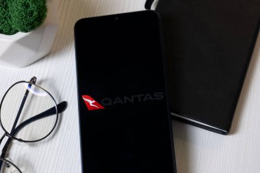 New York, ABD - 1 Haziran 2024: Qantas Havayolları Logosu Telefon Ekranı, Şirket Simgesi.