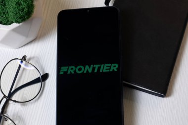 New York, ABD - 1 Haziran 2024: Frontier Havayolları Logosu Telefon Ekranı, Şirket Simgesi.