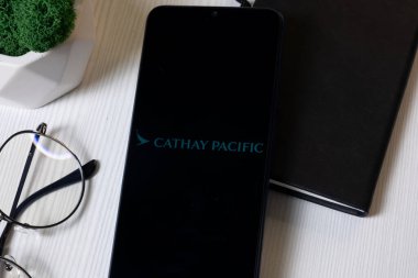 New York, ABD - 1 Haziran 2024: Cathay Pacific Airways Logosu Telefon Ekranı, Şirket Simgesi.