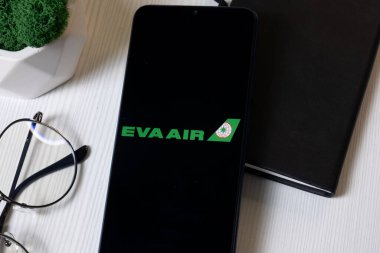 New York, ABD - 1 Haziran 2024: EVA Havayolları Logosu Telefon Ekranında, Eva Air Company Simgesi.