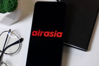 New York, ABD - 1 Haziran 2024: Başkent A Air Asia Logosu Telefon Ekranında, Şirket Simgesi.
