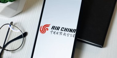 New York, ABD - 1 Haziran 2024: Air China Logosu Telefon Ekranında, Şirket Simgesi.