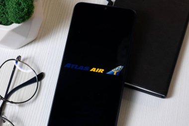 New York, ABD - 1 Haziran 2024: Atlas Air Worldwide Holding Logosu Telefon Ekranında, Şirket Simgesi.