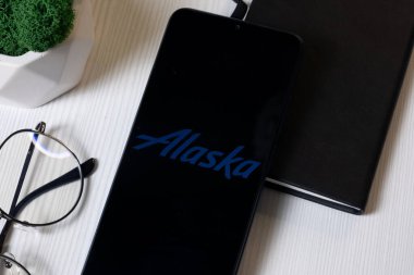 New York, ABD - 1 Haziran 2024: Alaska Havayolları Logosu Telefon Ekranı, Şirket Simgesi.