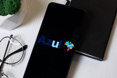 New York, ABD - 1 Haziran 2024: Telefon Ekranında Azul Logosu, Şirket Simgesi.