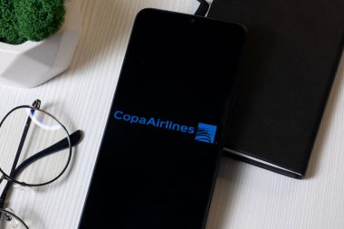 New York, ABD - 1 Haziran 2024: Copa Holding Logosu Telefon Ekranı, Copa Airlines Company Icon.