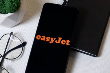 New York, ABD - 1 Haziran 2024: Basit Jet Logosu Telefon Ekranında, Şirket Simgesi.