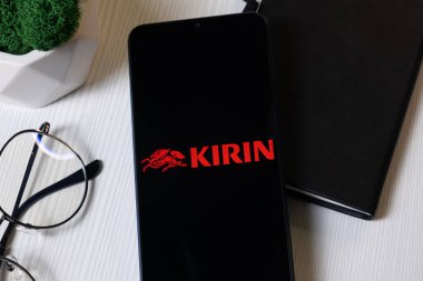 New York, ABD - 1 Haziran 2024: Kirin Holding Logosu Telefon Ekranı, Şirket Simgesi.