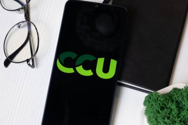 New York, ABD - 1 Haziran 2024: Compania Cervecerias Unidas Logo on Phone Screen, CCU Company Icon.