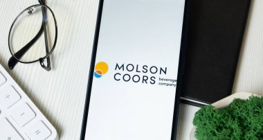 New York, ABD - 1 Haziran 2024: Molson Coors İçecek Logosu Telefon Ekranı, Şirket Simgesi.