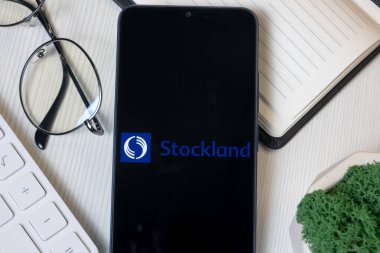 New York, ABD - 1 Haziran 2024: Stockland Logosu Telefon Ekranı, Şirket Simgesi.