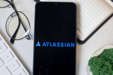 New York, ABD - 1 Haziran 2024: Telefon Ekranında Atlassian Logosu, Şirket Simgesi.