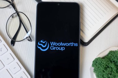 New York, ABD - 1 Haziran 2024: Woolworth Grup Logosu Telefon Ekranı, Şirket Simgesi.