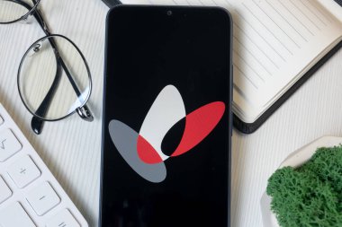 New York, ABD - 1 Haziran 2024: Woodside Petrol Logosu Telefon Ekranı, Şirket Simgesi.