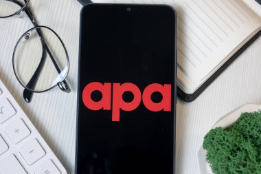 New York, ABD - 1 Haziran 2024: APA Grup Logosu Telefon Ekranı, Şirket Simgesi.