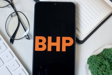 New York, ABD - 1 Haziran 2024: BHP Grup Logosu Telefon Ekranı, Şirket Simgesi.