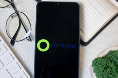 New York, ABD - 1 Haziran 2024: Telefon Ekranında Fortescue Logosu, Şirket Simgesi.