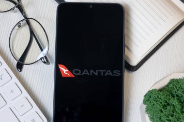 New York, ABD - 1 Haziran 2024: Qantas Havayolları Logosu Telefon Ekranı, Şirket Simgesi.