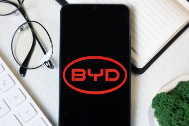 New York, ABD - 1 Haziran 2024: Telefon Ekranında BYD Logosu, Şirket Simgesi.