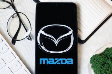 New York, ABD - 1 Haziran 2024: Mazda Motor Logosu Telefon Ekranı, Şirket Simgesi.
