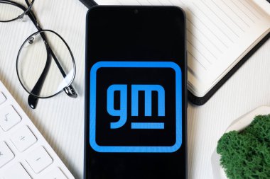 New York, ABD - 1 Haziran 2024: General Motors Logosu Telefon Ekranında, Şirket Simgesi.
