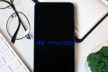 New York, ABD - 1 Haziran 2024: Hyundai Motor Logosu Telefon Ekranı, Şirket Simgesi.