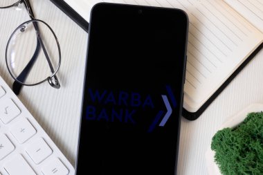 New York, ABD - 1 Haziran 2024: Warba Bank Logosu Telefon Ekranı, Şirket Simgesi.