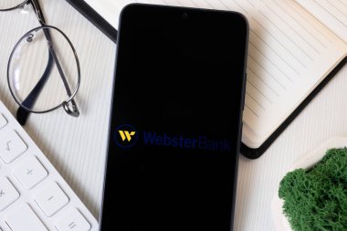 New York, ABD - 1 Haziran 2024: Webster Finansal Logosu Telefon Ekranında, Webster Bank Company Icon.