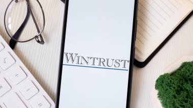 New York, ABD - 1 Haziran 2024: Wintrust Finans Şirketi Logosu Telefon Ekranı, Şirket Simgesi.
