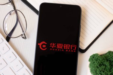 New York, ABD - 1 Haziran 2024: Hua Xia Bank Logosu Telefon Ekranı, Şirket Simgesi.