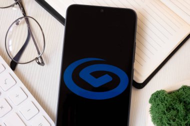 New York, ABD - 1 Haziran 2024: Telefon Ekranında Sanayi Bankası Logosu, Şirket Simgesi.