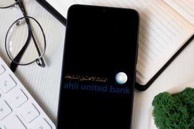 New York, ABD - 1 Haziran 2024: Ahli United Bank Logosu Telefon Ekranı, Şirket Simgesi.