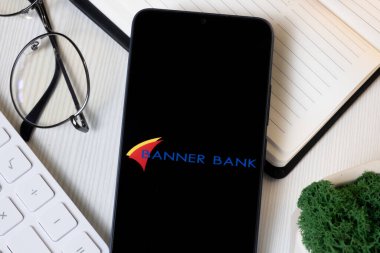 New York, ABD - 1 Haziran 2024: Banner Bank Logosu Telefon Ekranı, Şirket Simgesi.