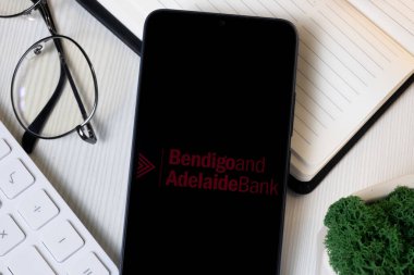 New York, ABD - 1 Haziran 2024: Bendigo ve Adelaide Bank Logosu Telefon Ekranı, Şirket Simgesi.