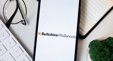 New York, ABD - 1 Haziran 2024: Berkshire Hills Bancorp Logosu Telefon Ekranı, Şirket Simgesi.