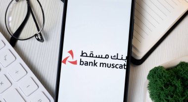 New York, ABD - 1 Haziran 2024: Banka Muscat Logosu Telefon Ekranı, Şirket Simgesi.