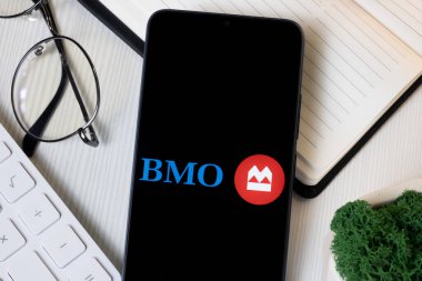 New York, ABD - 1 Haziran 2024: Montreal Logosu Telefon Ekranı, BMO Şirket Simgesi.