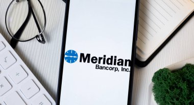 New York, ABD - 1 Haziran 2024: Meridian Bancorp Logosu Telefon Ekranı, Şirket Simgesi.