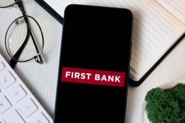 New York, ABD - 1 Haziran 2024: Birinci Banka Logosu Telefon Ekranında, Birinci Bancorp Şirket Simgesi.