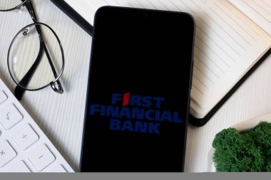New York, ABD - 1 Haziran 2024: Telefon Ekranında Birinci Finans Bankası Logosu, Şirket Simgesi.