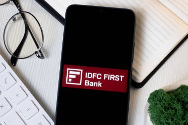 New York, ABD - 1 Haziran 2024: IDFC FIRST Banka Logosu Telefon Ekranı, Şirket Simgesi.