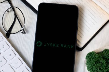 New York, ABD - 1 Haziran 2024: Jyske Bank Logosu Telefon Ekranı, Şirket Simgesi.