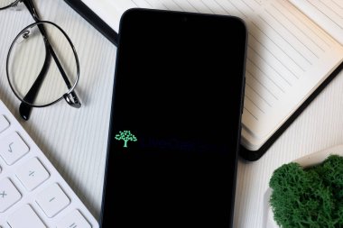 New York, ABD - 1 Haziran 2024: Live Oak Bank Logosu Telefon Ekranı, Şirket Simgesi.