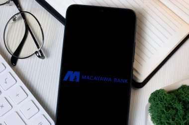 New York, ABD - 1 Haziran 2024: Macatawa Bank Logosu Telefon Ekranı, Şirket Simgesi.
