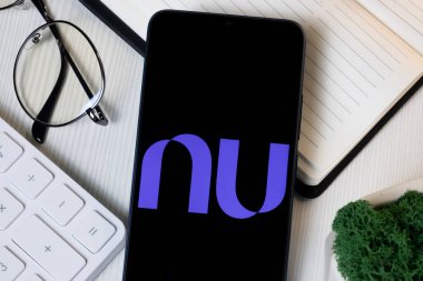 New York, ABD - 1 Haziran 2024: Telefon Ekranında Nubank Logosu, Şirket Simgesi.