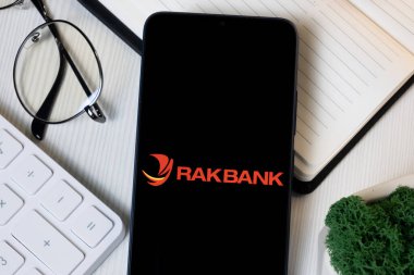 New York, ABD - 1 Haziran 2024: RAKBANK Logosu Telefon Ekranı, Ras Al Khaimah Ulusal Bankası Simgesi.